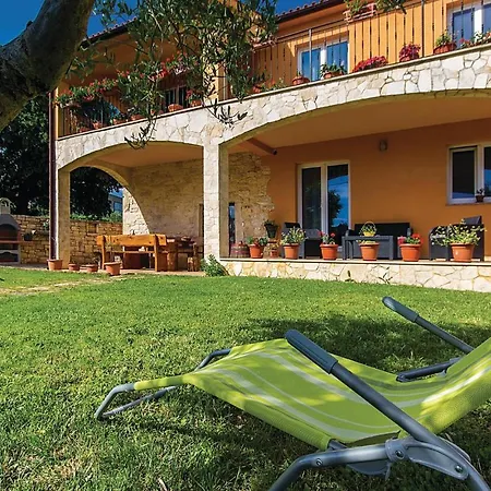 2 Bedroom Lovely In 아파트 Orbanići
