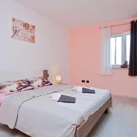 2 Bedroom Lovely In 아파트 Orbanići